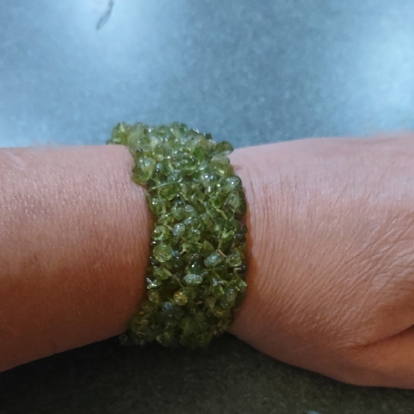 Peridot Green Gemstone Chip Bead Wide Stretch Bracelet - Picture 4 of 4